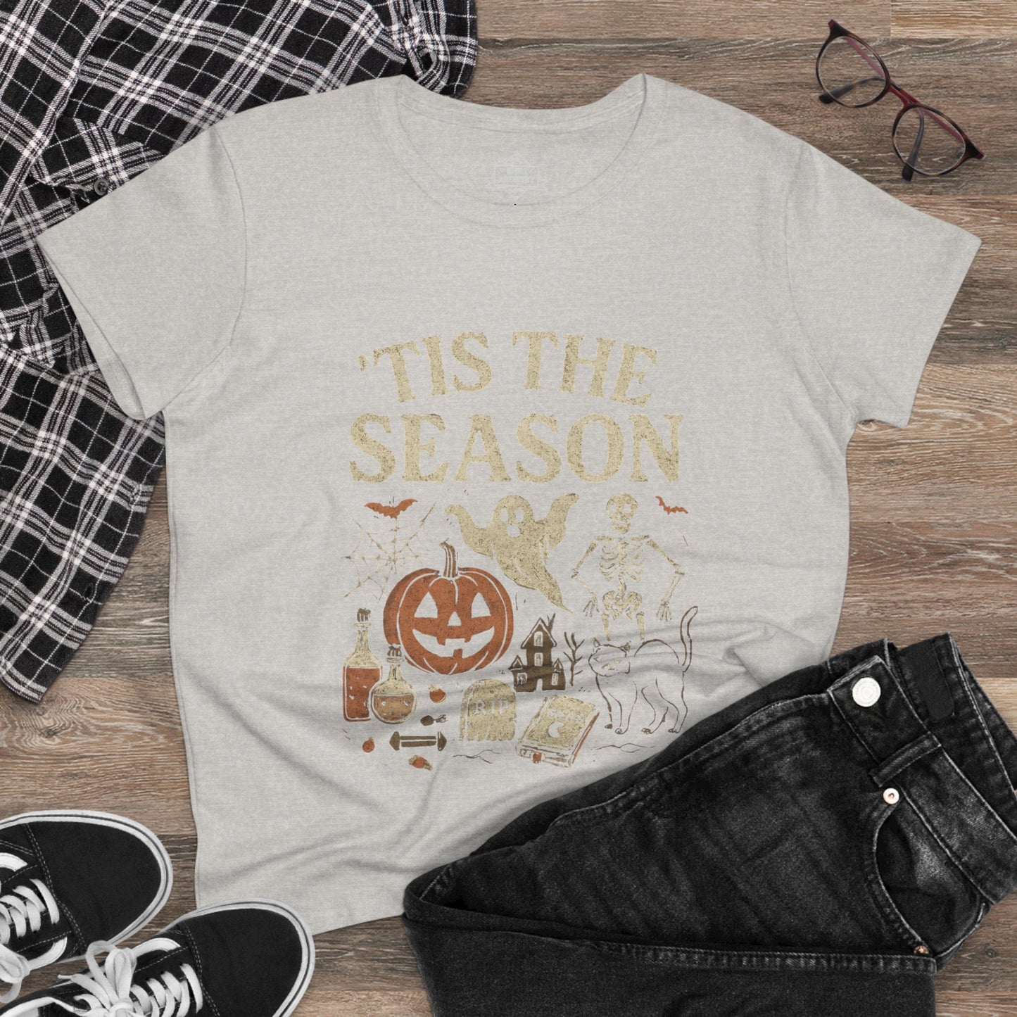 ‘Tis the Season Halloween T‑Shirt | Vintage Spooky Season Shirt with Ghost, Skeleton & Pumpkin | Retro Halloween Graphic Tee for Fall